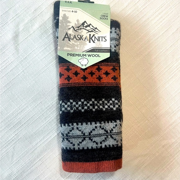 NWT Alaska Knits Women's Lightweight Wool Blend Crew Socks - SZ 4-10 - Picture 1 of 2